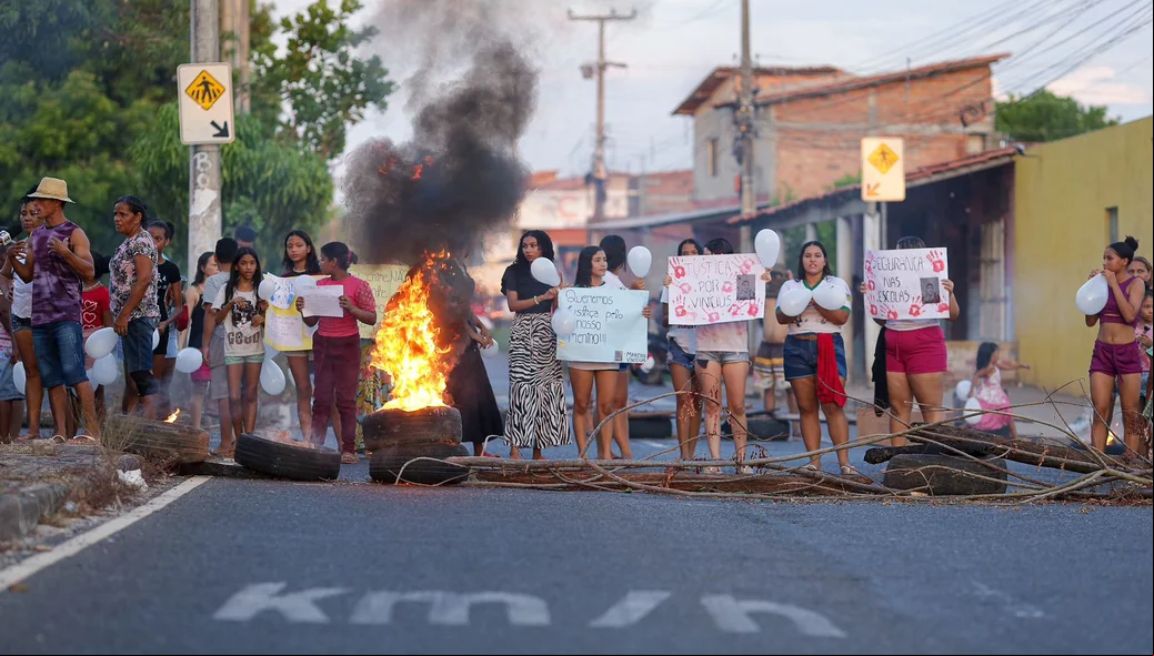 Protesto foi realizado na rua Nicanor Barreto