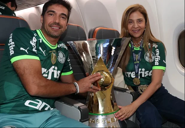 Abel Ferreira e Leila Pereira com a taça do Brasileirão
