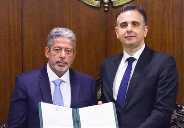 Arthur Lira entregando texto da reforma tributária a Rodrigo Pacheco