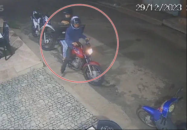 Câmera flagra assalto em pizzaria no residencial Jacinta Andrade, zona norte de Teresina