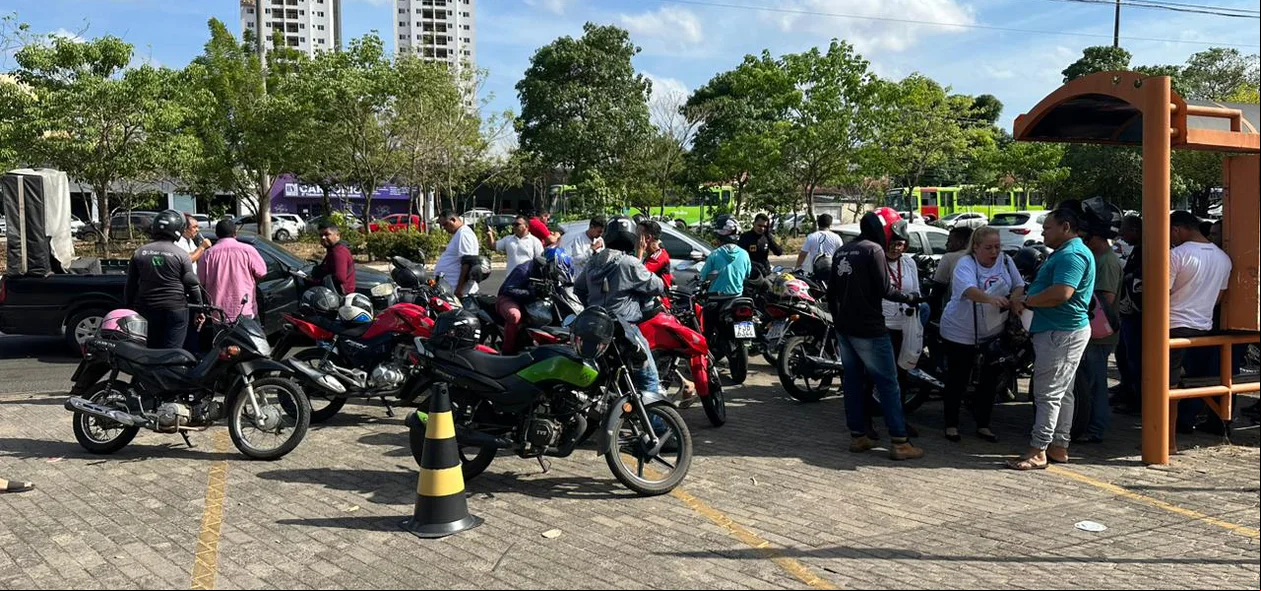 Carreata vai até o Palácio de Karnak