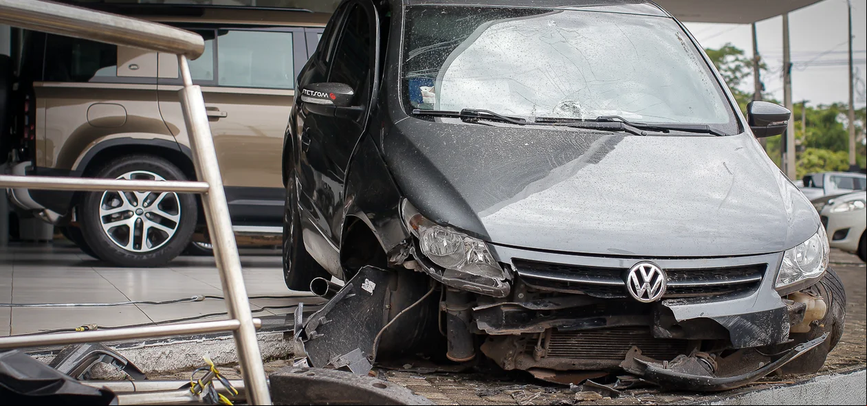 Carro ficou destruído