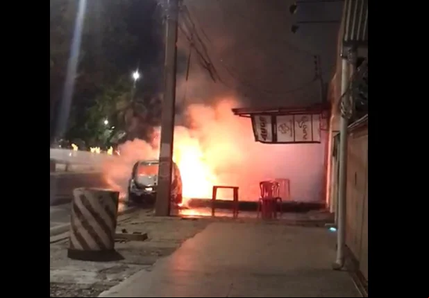 Carro pegou fogo e ficou completamente destruído na Avenida João XXIII