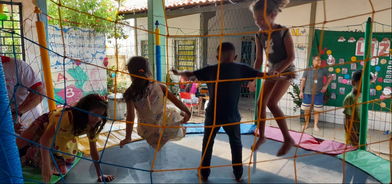 Crianças brincando no pula-pula