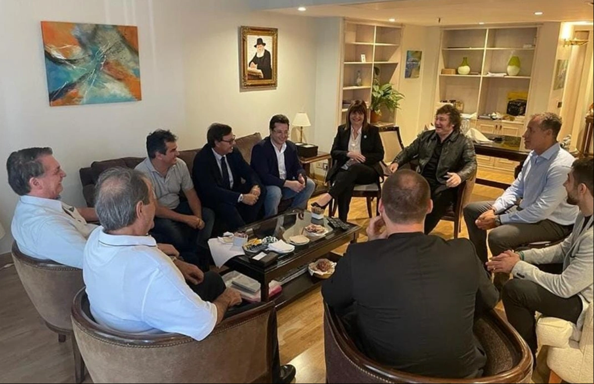 Jair Bolsonaro se encontrou com o presidente argentino recém-eleito, Javier Milei, na manhã desta sexta (08)