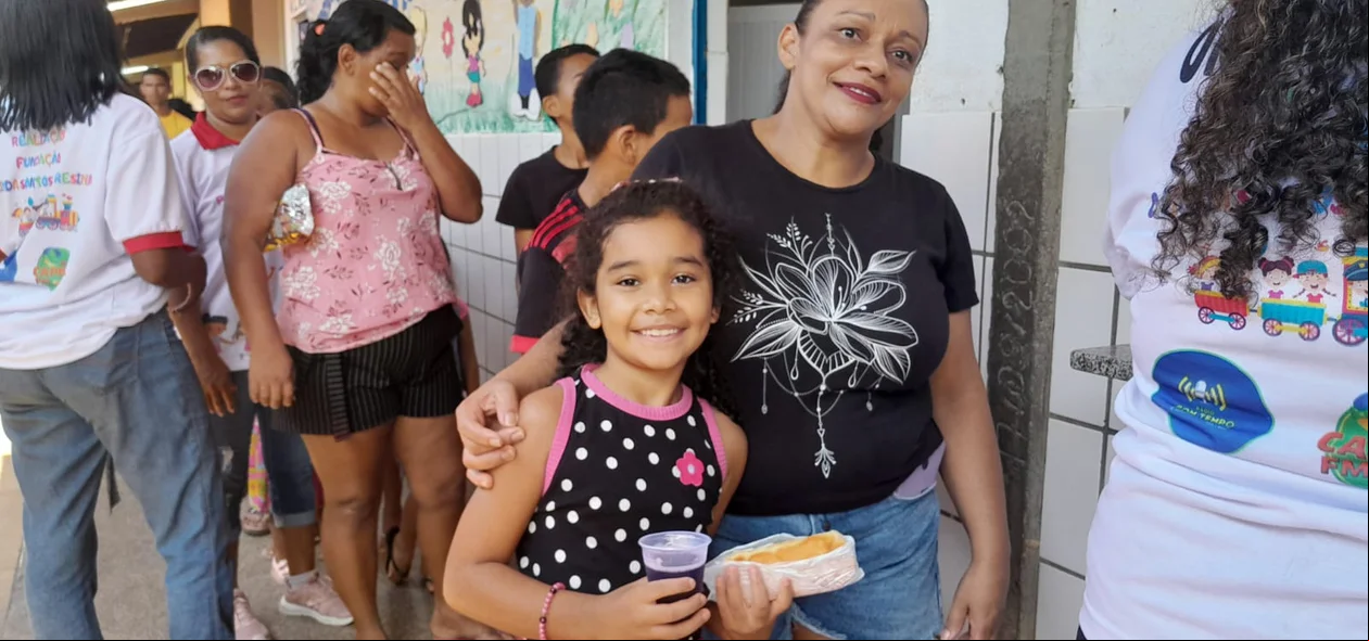 Mãe e filha na fila do lanche