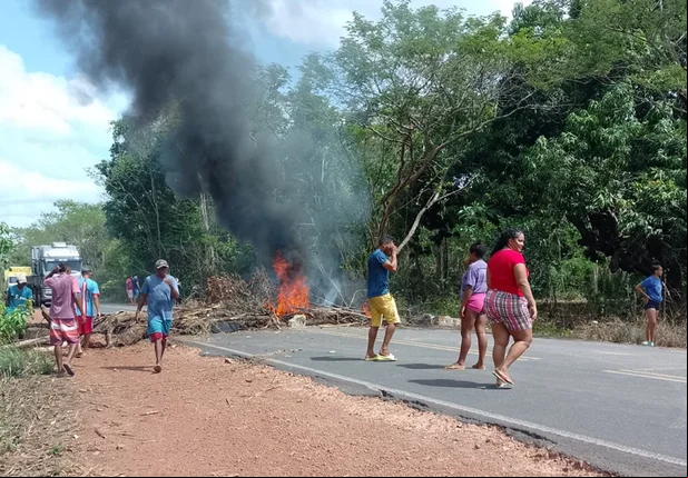 Manifestantes protestaram por conta da falta de energia em União