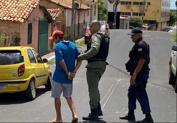 Prisão de homem por posse ilegal de arma