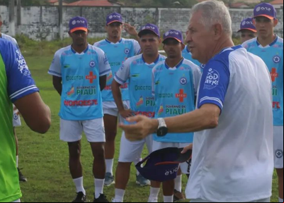 Técnico Arnaldo Lira dando orientações para os jogadores do Parnahyba