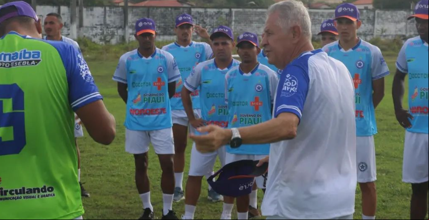 Técnico Arnaldo Lira dando orientações para os jogadores do Parnahyba