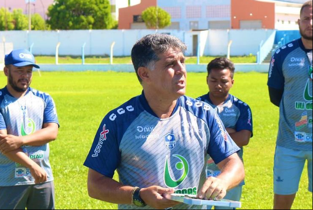 Técnico Wallace Lemos e sua comissão técnica no Oeirense