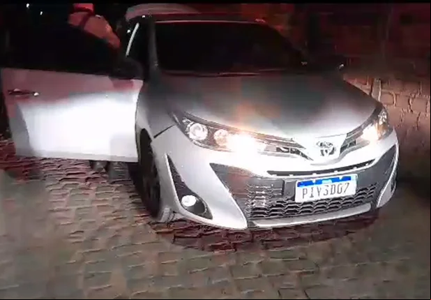 Veículo do motorista de aplicativo recuperado no conjunto Todos os Santos