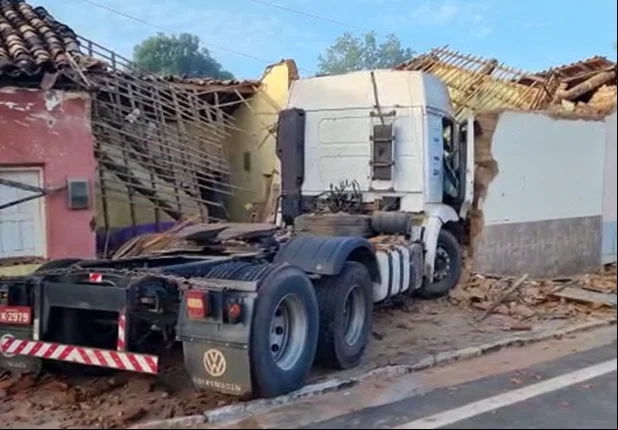 Caminhão invade residência e atinge veículo em Manoel Emídio