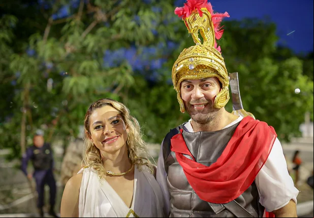 Casal comemora 1 ano de namoro no corso de Teresina