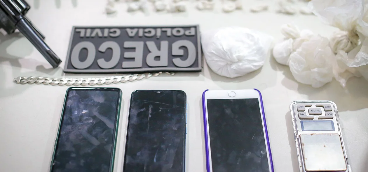 Celulares, arma e droga apreendida em poder dos criminosos
