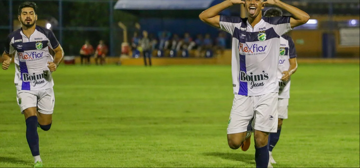 Diney comemorando gol sobre o River