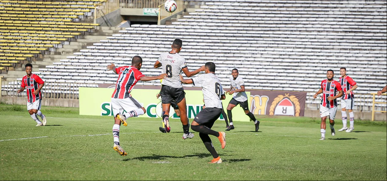 Disputa de bola entre Ninho e Mateusinho