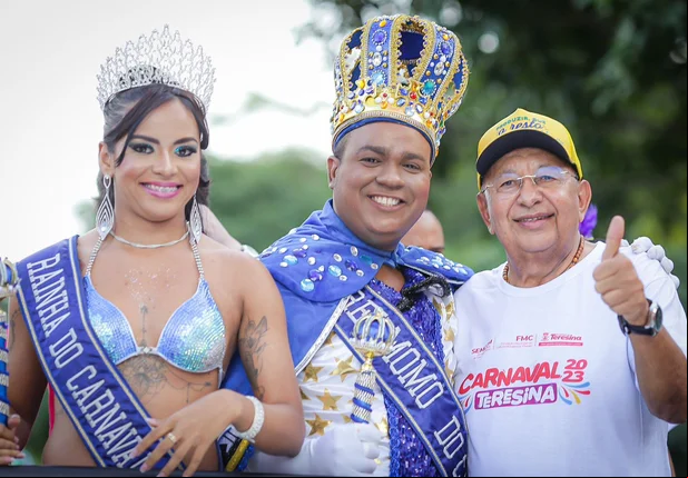 Dr. Pessoa com Rei Momo e Rainha do Carnaval no Corso de Teresina