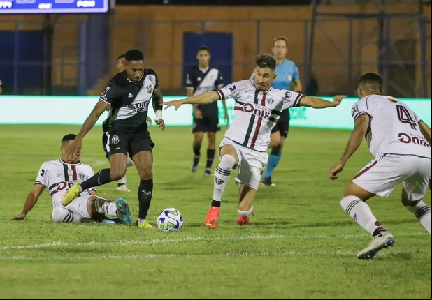 Duelo de bola entre Lucão e Jeh
