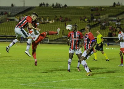 Edinaldo (4 de Julho) brigando pela bola dentro da área do River
