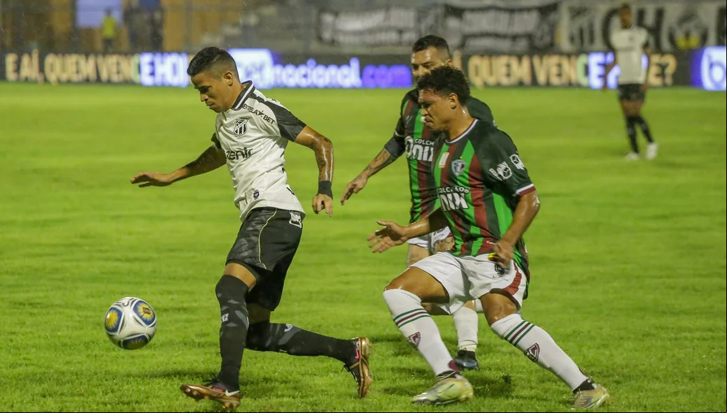 Erick (Ceará) na condução da bola e Nathan na marcação