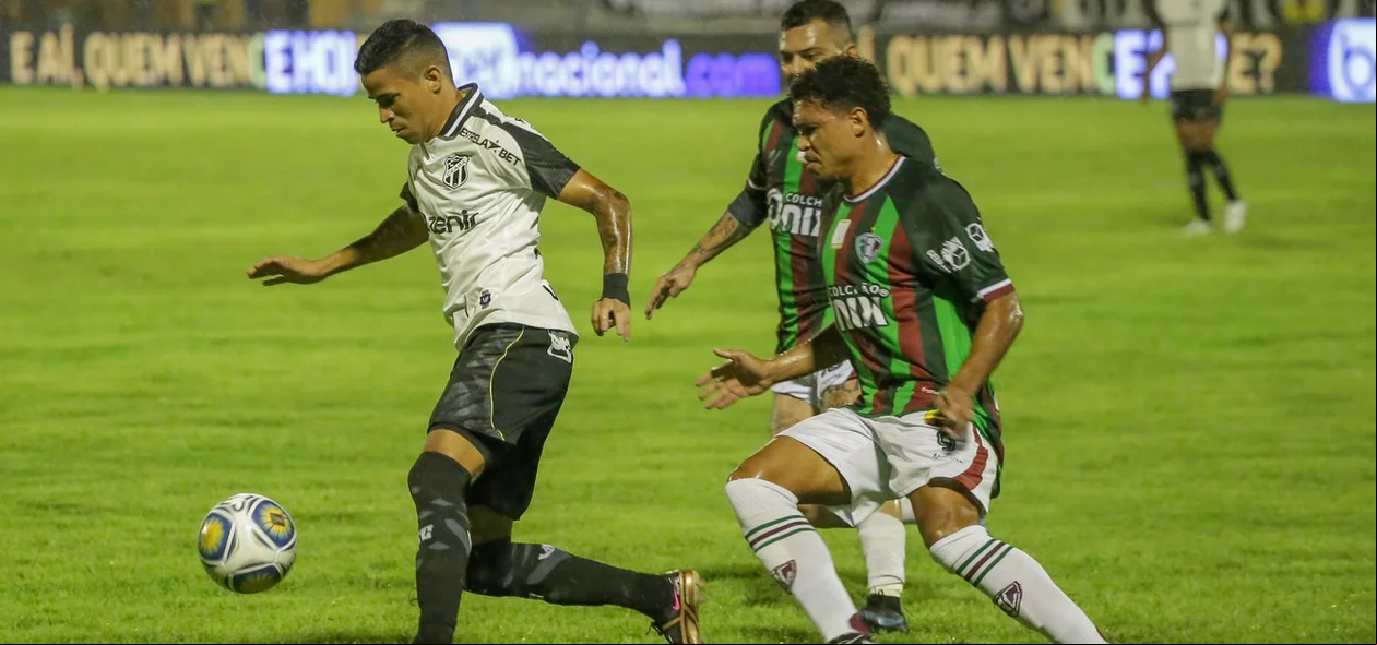 Erick (Ceará) na condução da bola e Nathan na marcação