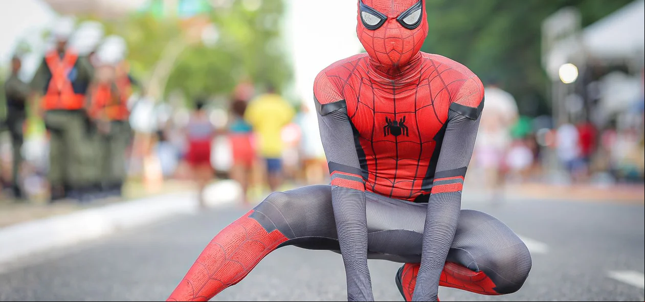 Fora dos quadrinhos, Homem-Aranha aparece no Corso de Teresina