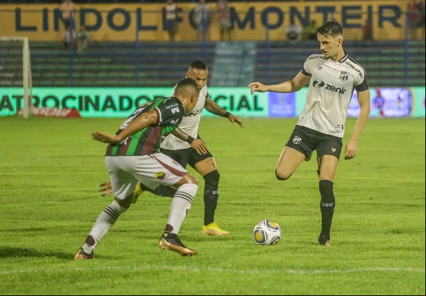 Guilherme Castilho (Ceará) na condução da bola