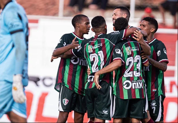 Jogadores do Fluminense-PI comemoram vitória contra 4 de Julho