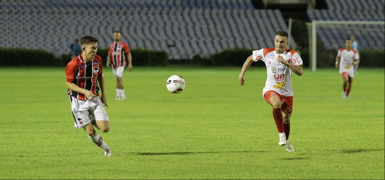 Josué e Ítalo Pica-Pau na disputa da bola