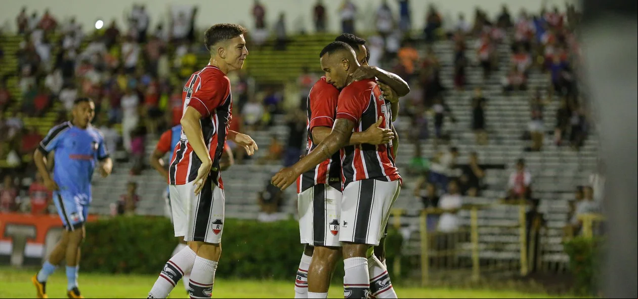 Josué, Jú Alagoano e Júnior Mandacarú comemorando gol do River