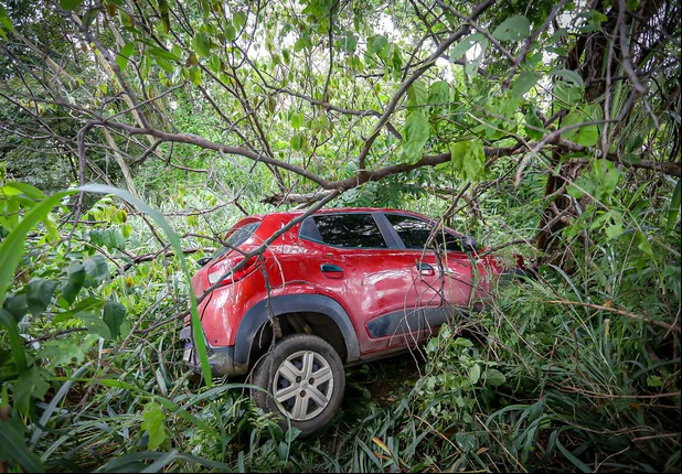 Kwid vermelho tomado de assalto por três indivíduos cai em barranco