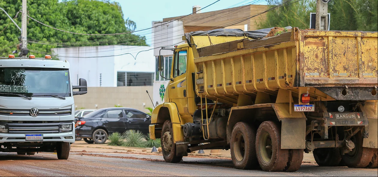Moradores reclamam de caminhões atrapalhando fluxo de trânsito