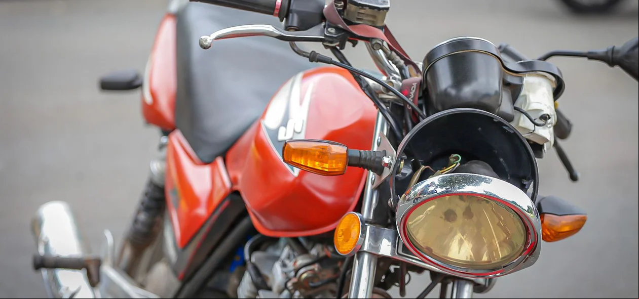 Moto colide com carro na Av. João XXlll