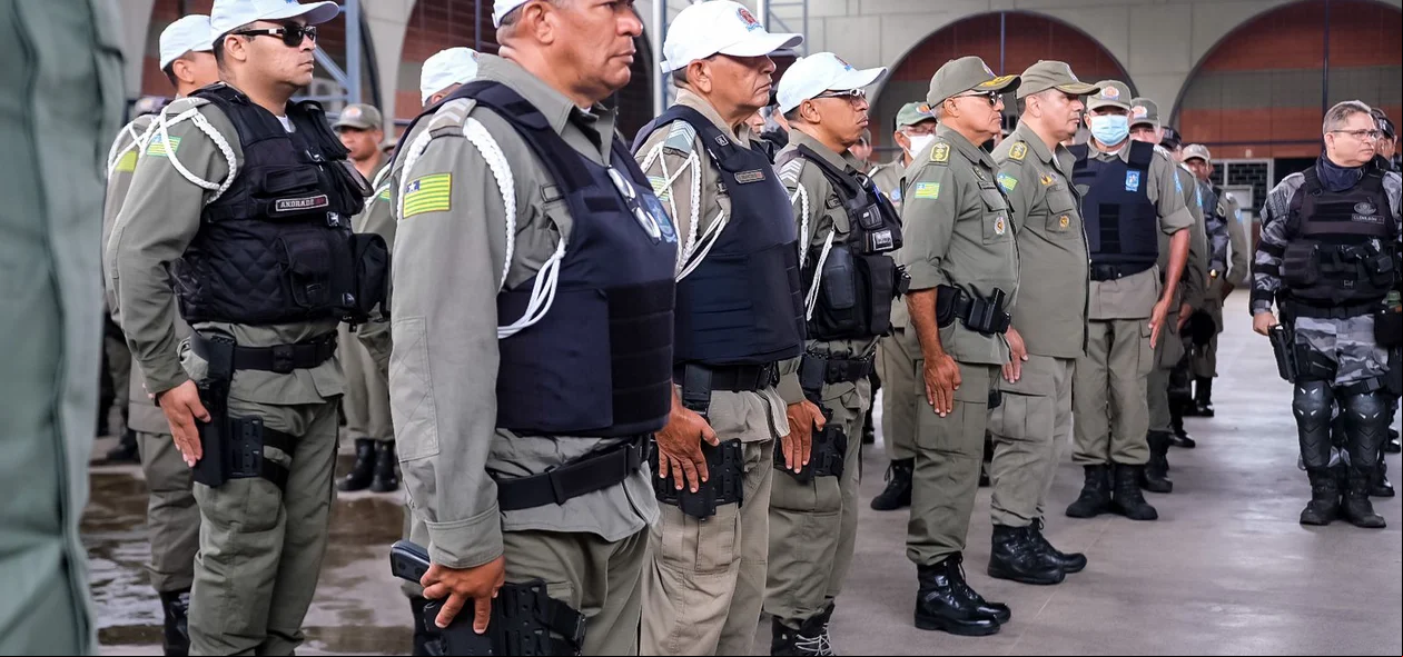 Policiais militares prontos para reforçar a segurança durante o feriado do Carnaval