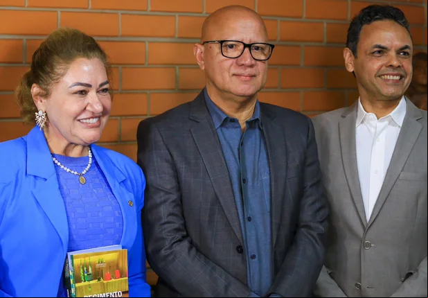 Simone Pereira ao lado presidente Franzé Silva e do deputado Gil Carlos