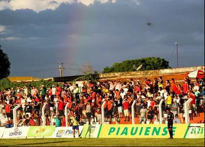 Torcedores do 4 de Julho comparecem a Arena Ytacoatiara