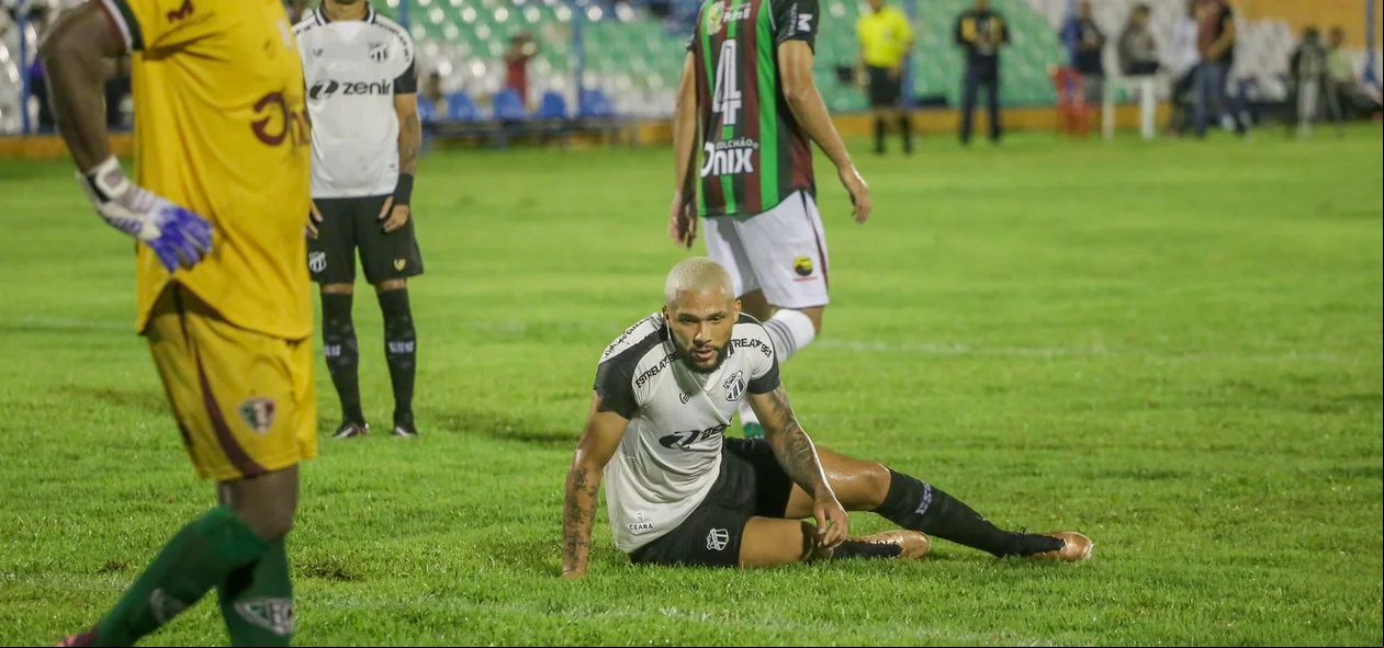 Vitor Gabriel, atacante do Ceará, desperdiça chance