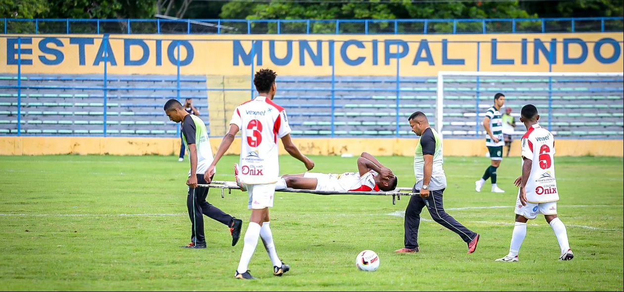 Atleta sai de maca