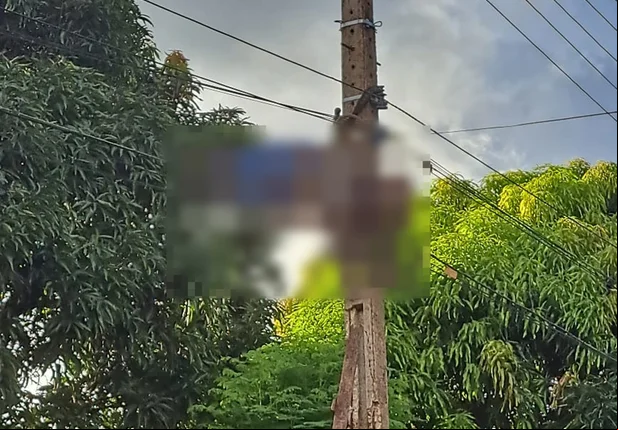 Eletricista ficou pendurado no poste