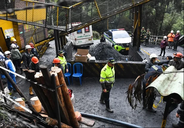 Equipe de resgate atua em mina de carvão após as explosões na Colômbia