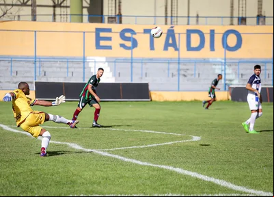 Jefferson, goleiro do Fluminense-PI, mandando a bola para o ataque