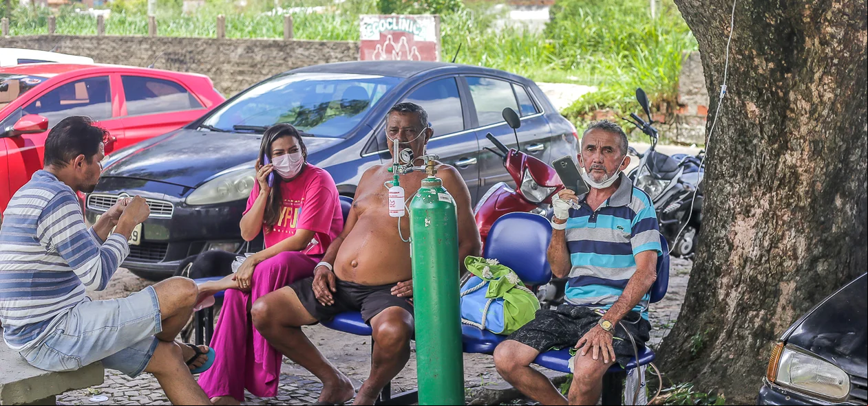 Pacientes foram levados para fora do hospital