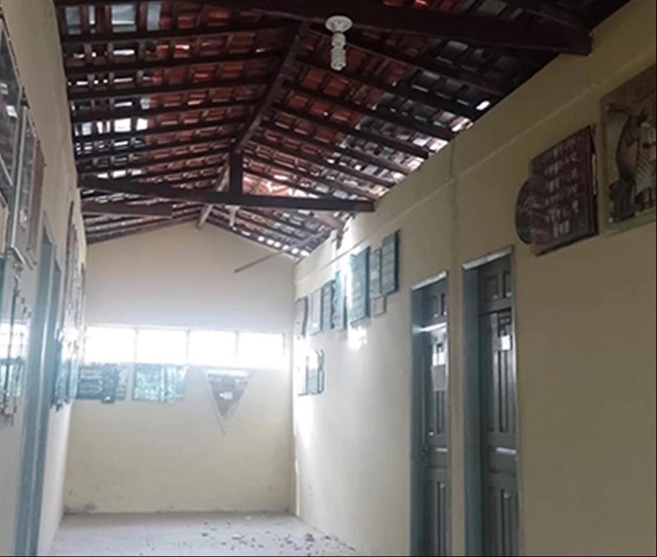 Parte do teto da Uespi que desabou neste sábado (11)