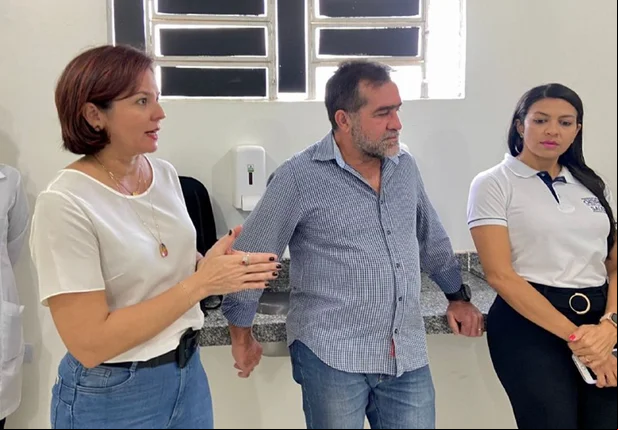 Prefeito de Oeiras na inauguração do novo ambulatório