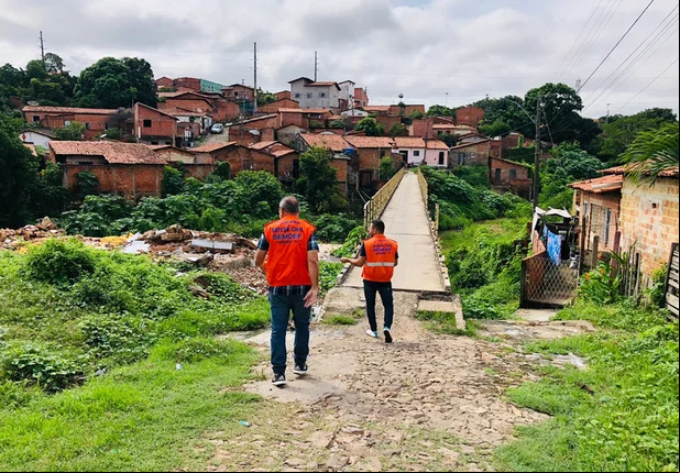 Secretário da SEMDEF visitando a Vila da Paz, no Bairro Três Andares