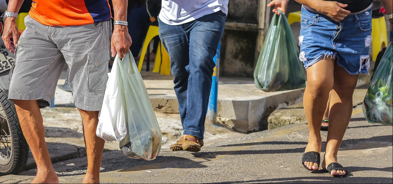 Clientes com sacola de produtos no Mercado do Peixe de Teresina