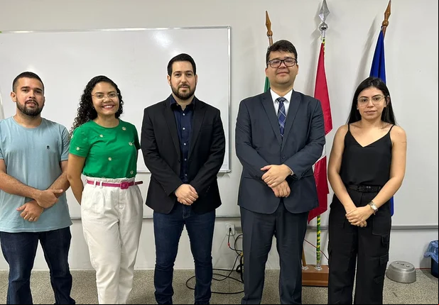 Convocados da Polícia Civil com o deputado Felipe Sampaio e o secretário de Segurança Chico Lucas