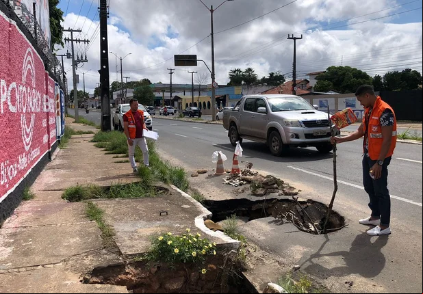 Defesa Civil realiza isolamento em avenida no Bairro Cristo Rei
