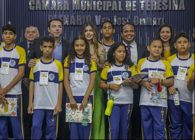 Enzo Samuel recebe alunos da rede municipal na CMT